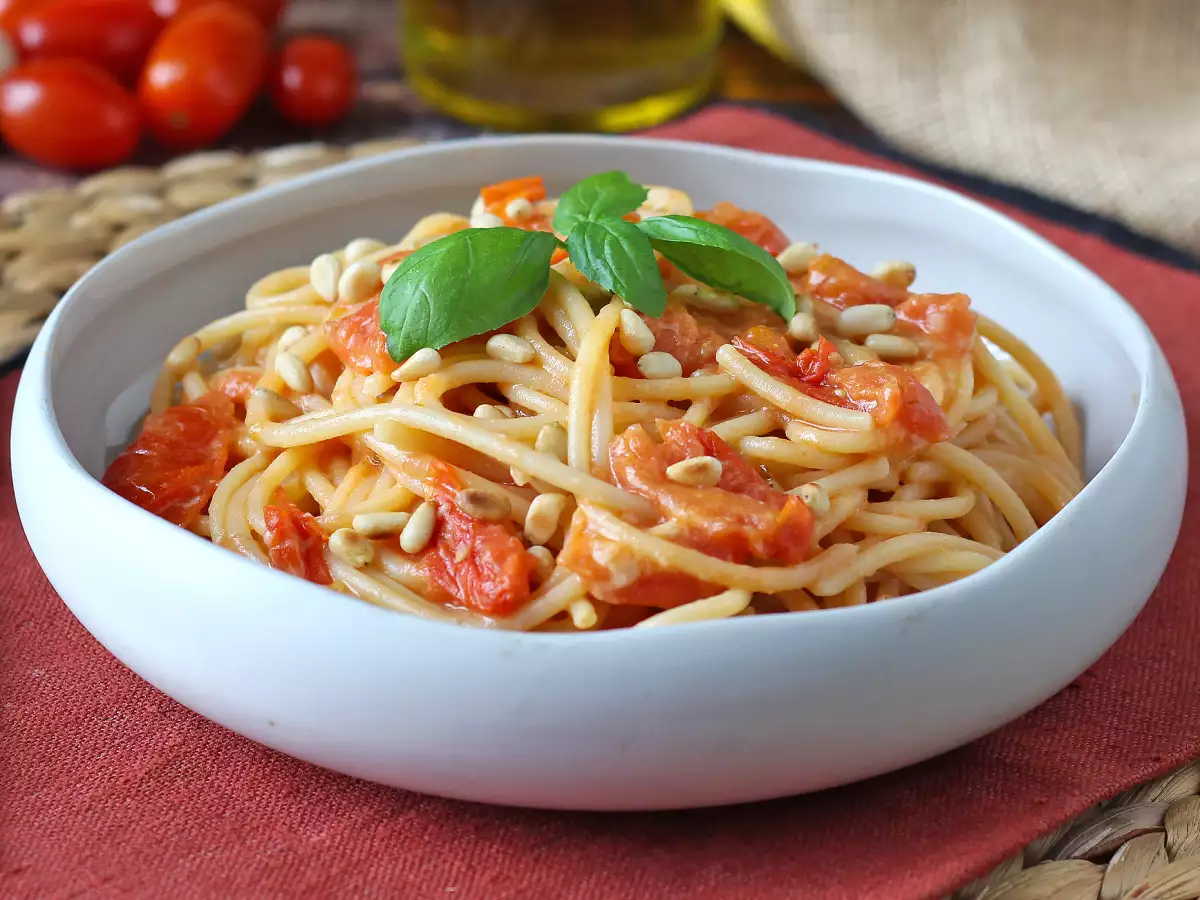 Špagety s cherry rajčaty a piniovými oříšky: krémový a voňavý recept - foto 2