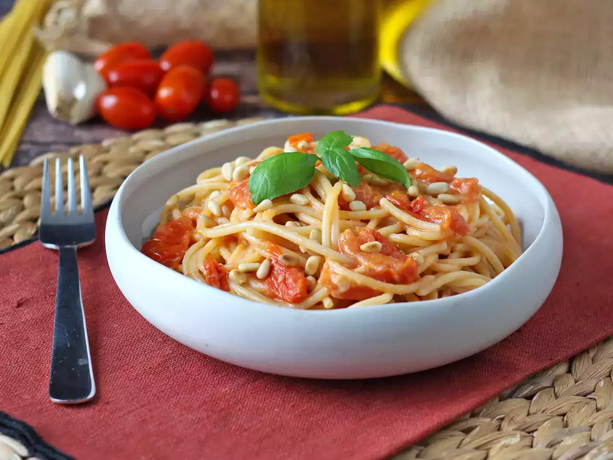 Špagety s cherry rajčaty a piniovými oříšky: krémový a voňavý recept - foto 4