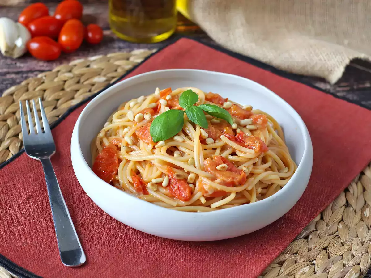 Špagety s cherry rajčaty a piniovými oříšky: krémový a voňavý recept - foto 6