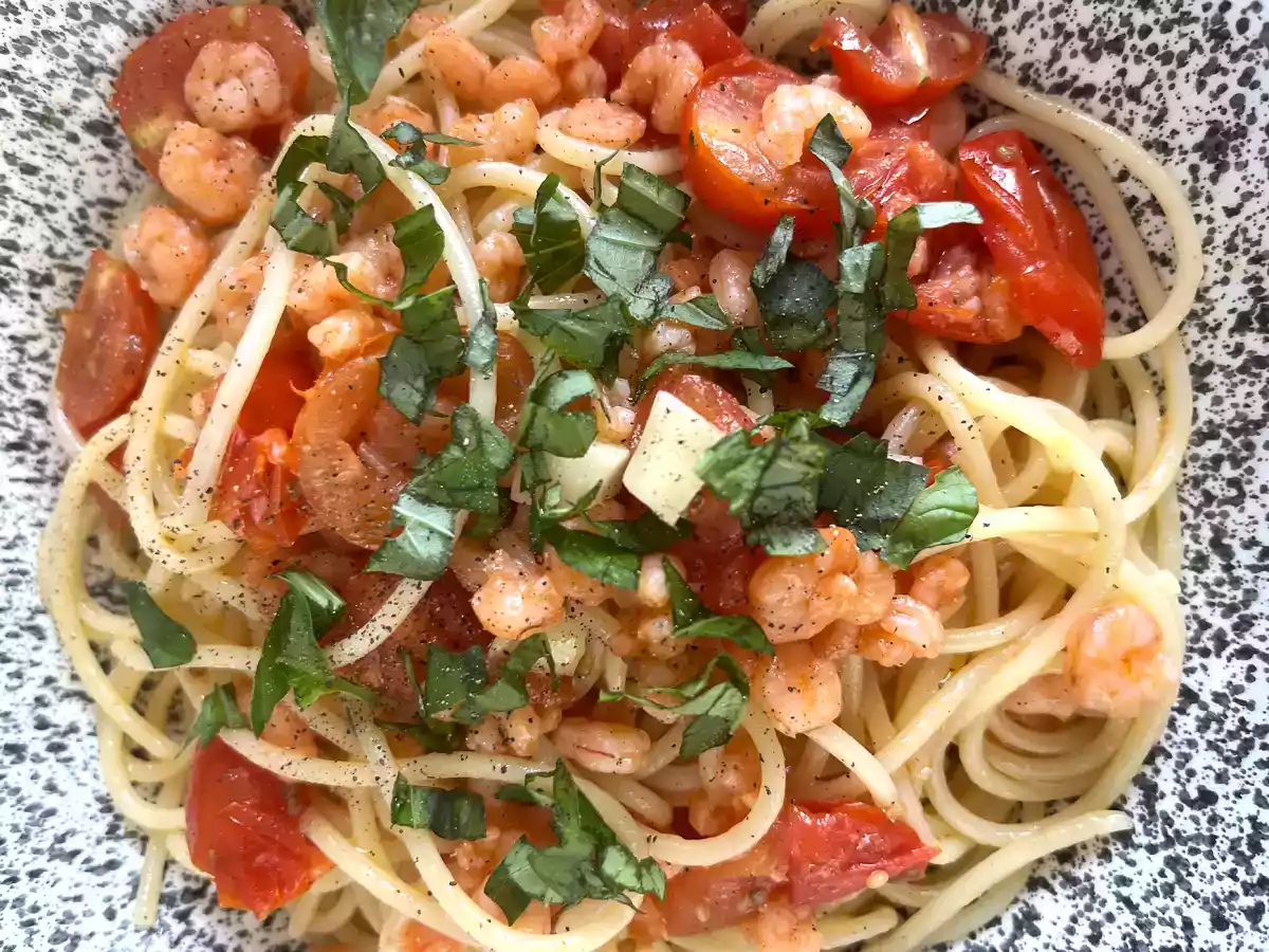 Špagety s krevetami a cherry rajčátky, rychlý recept na chutný první chod - foto 2