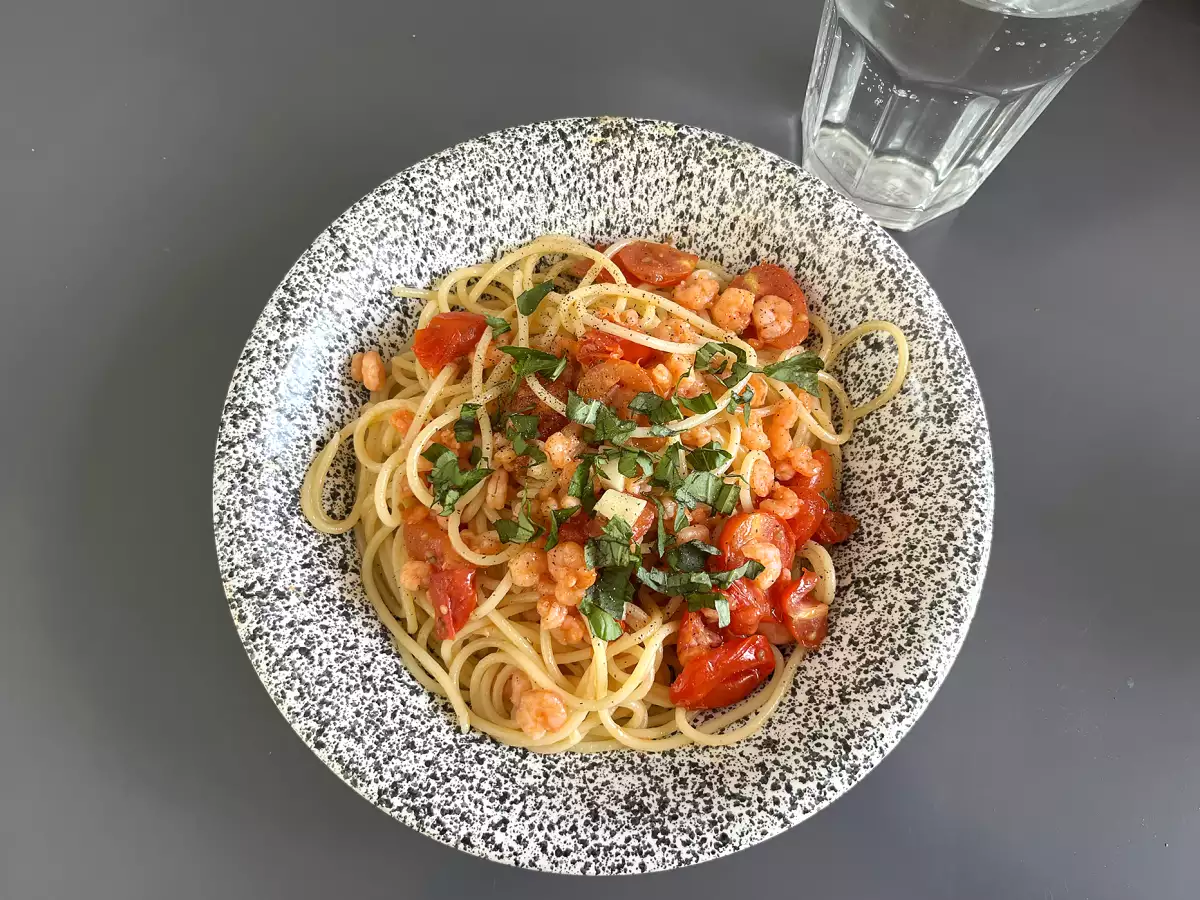 Špagety s krevetami a cherry rajčátky: rychlý recept na chutný těstovinový pokrm - foto 3