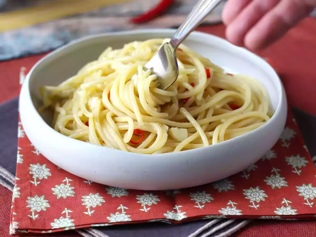 Spaghetti aglio, olio e peperoncino: italský tradiční pokrm na poslední chvíli - foto 6