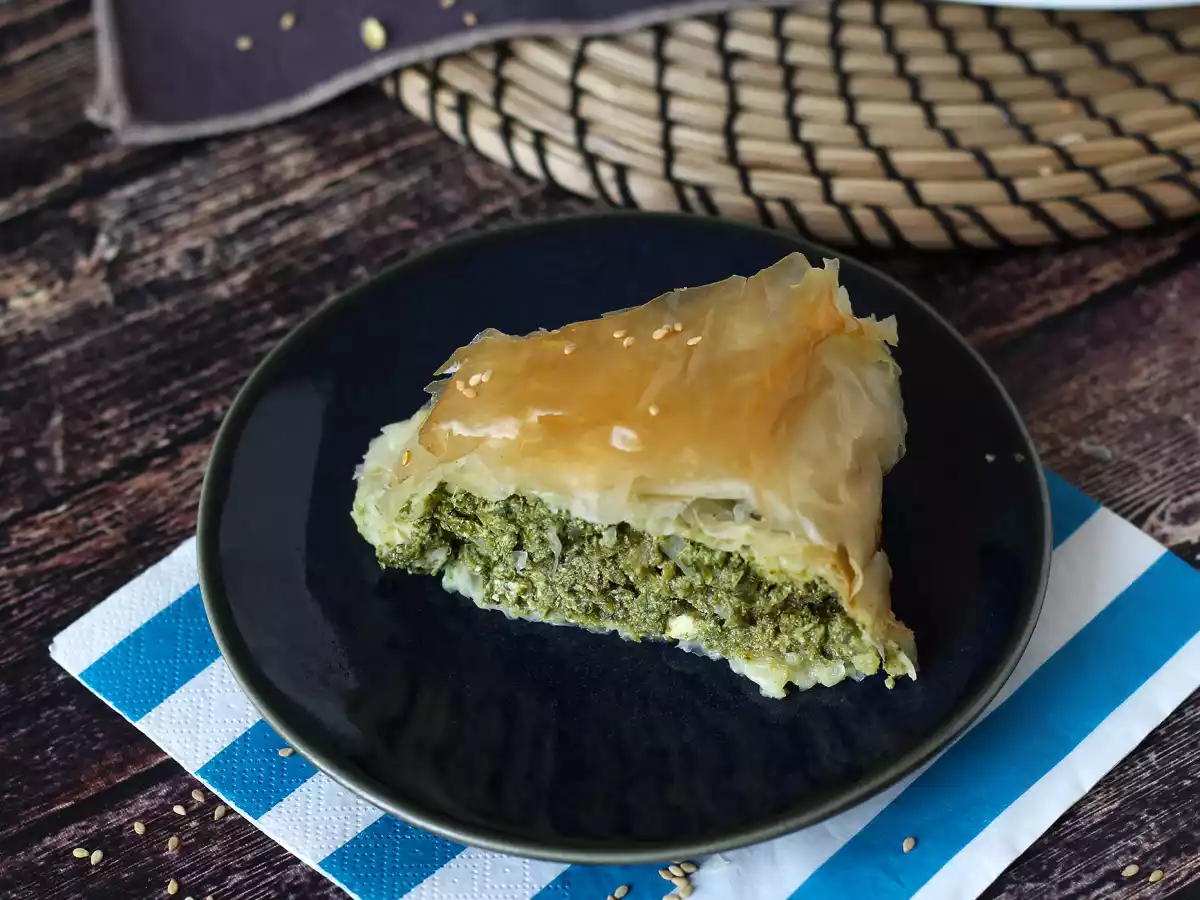 Spanakopita, velmi jednoduchý řecký koláč se špenátem a sýrem feta.