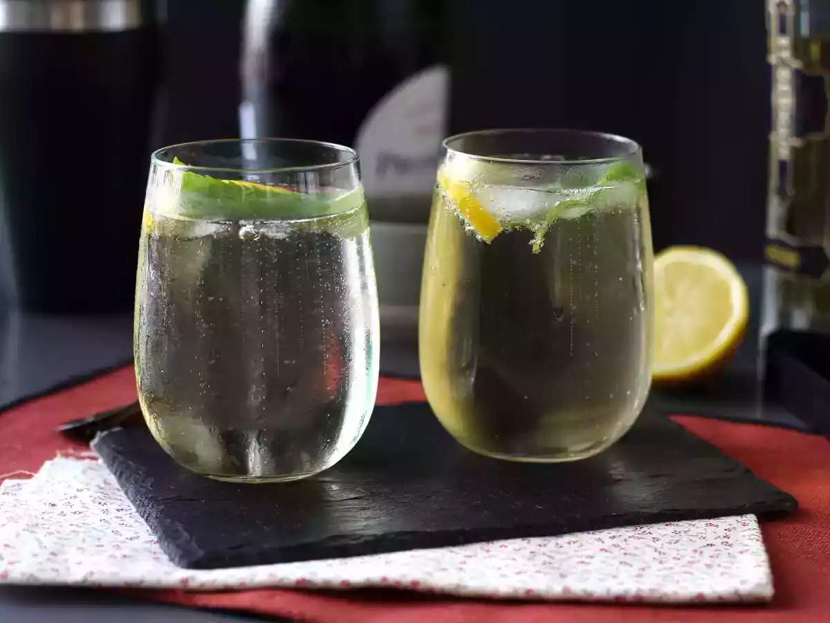 Spritz St-Germain s likérem z květu černého bezu, osvěžující koktejl na léto