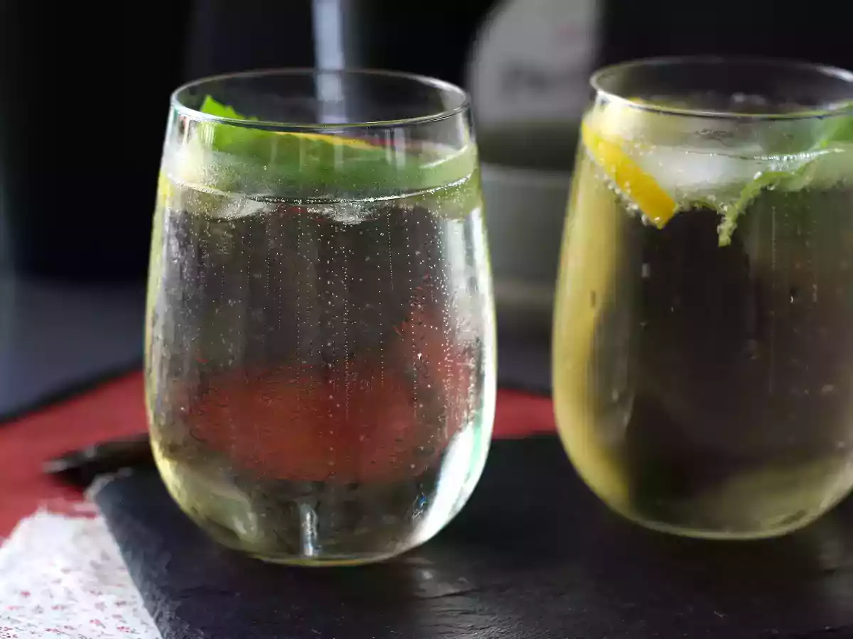 Spritz St-Germain s likérem z květu černého bezu, osvěžující koktejl na léto - foto 2