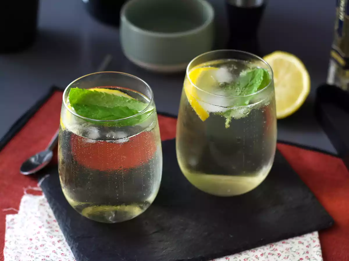 Spritz St-Germain s likérem z květu černého bezu, osvěžující koktejl na léto - foto 3