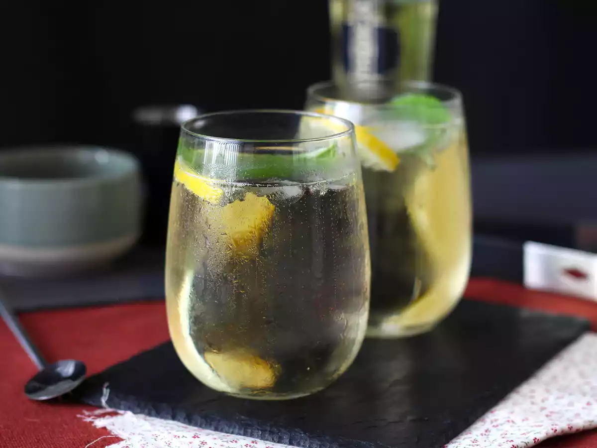 Spritz St-Germain s likérem z květu černého bezu, osvěžující koktejl na léto - foto 4