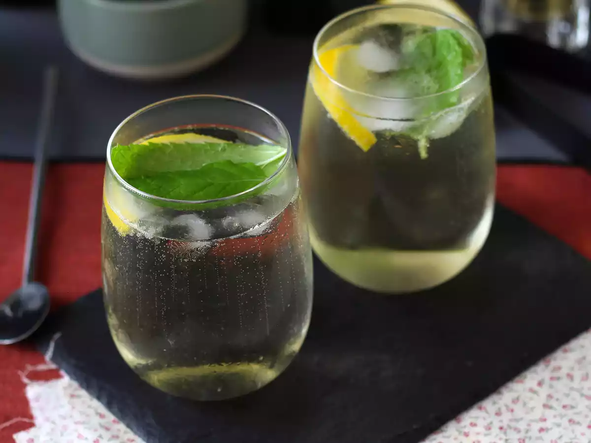 Spritz St-Germain s likérem z květu černého bezu, osvěžující koktejl na léto - foto 5