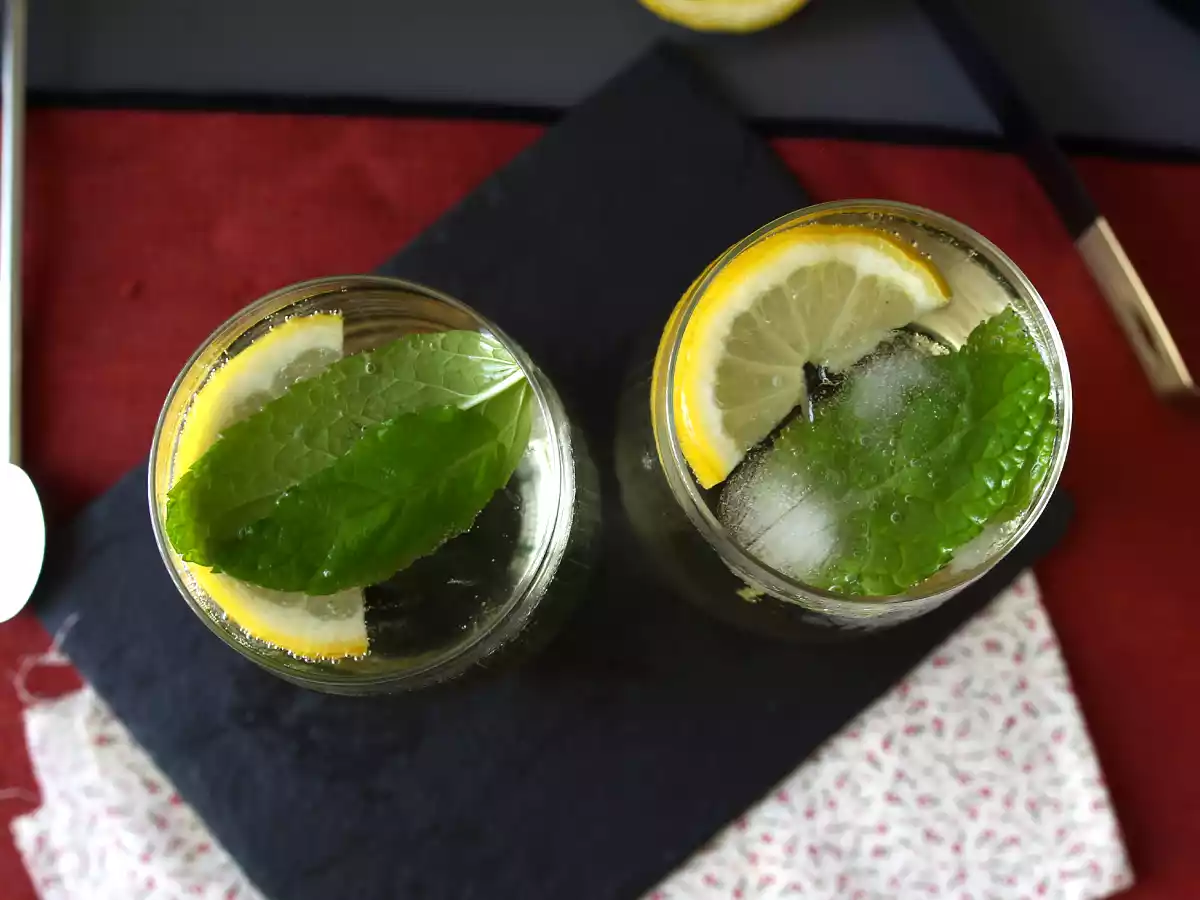 Spritz St-Germain s likérem z květu černého bezu, osvěžující koktejl na léto - foto 6