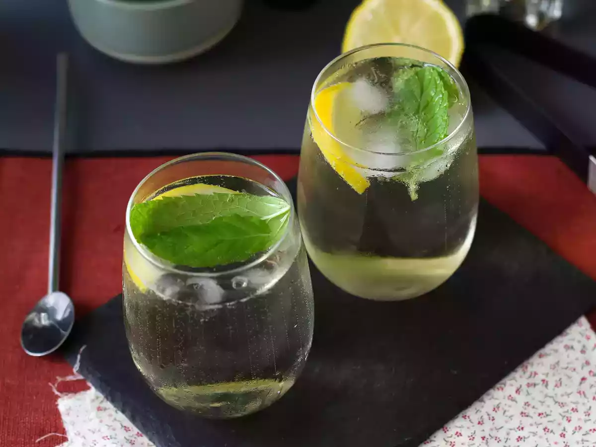 Spritz St-Germain s likérem z květu černého bezu, osvěžující koktejl na léto - foto 7