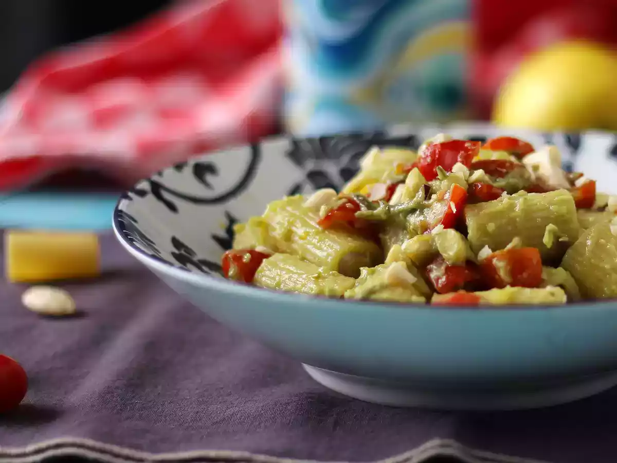 Studené těstoviny s avokádovým krémem, mandlemi a cherry rajčátky: vegetariánské a velmi chutné! - foto 3