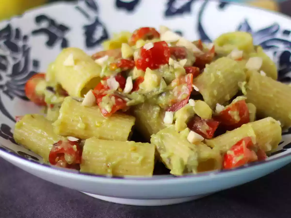 Studené těstoviny s avokádovým krémem, mandlemi a cherry rajčátky: vegetariánské a velmi chutné! - foto 4