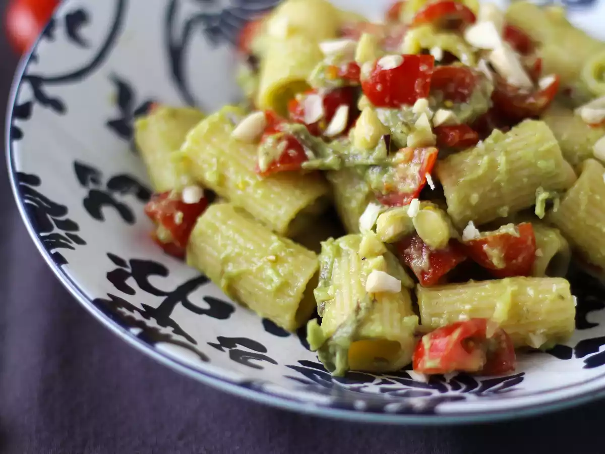 Studené těstoviny s avokádovým krémem, mandlemi a cherry rajčátky: vegetariánské a velmi chutné! - foto 5