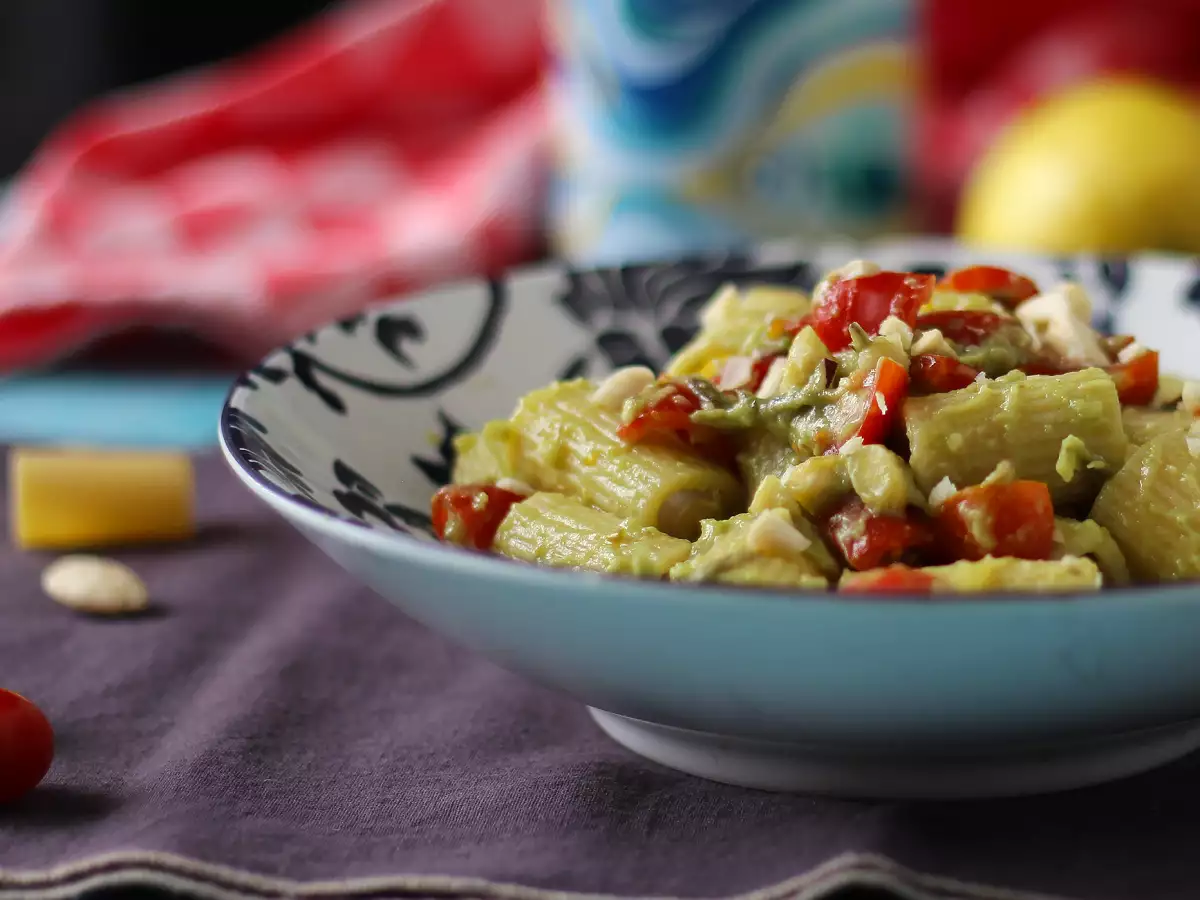 Studené těstoviny s avokádovým krémem, mandlemi a cherry rajčátky: vegetariánský a velmi chutný recept! - foto 3
