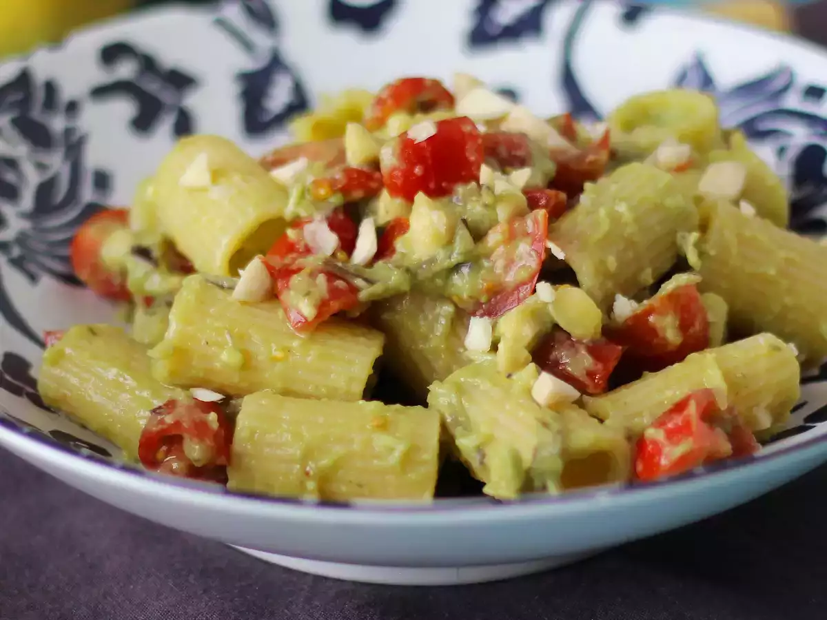 Studené těstoviny s avokádovým krémem, mandlemi a cherry rajčátky: vegetariánský a velmi chutný recept! - foto 4