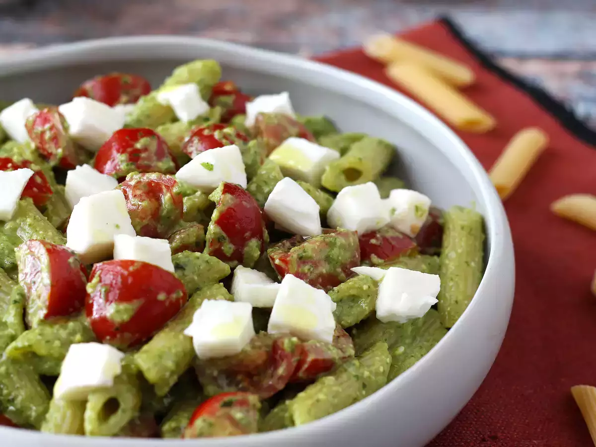 Studené těstoviny s rukolovým pestem, cherry rajčátky a mozzarellou: svěží a rychlý letní recept - foto 4