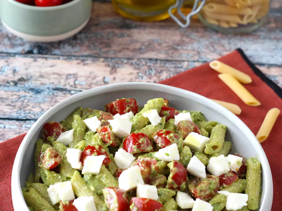 Studené těstoviny s rukolovým pestem, cherry rajčátky a mozzarellou: svěží a rychlý letní recept - foto 5