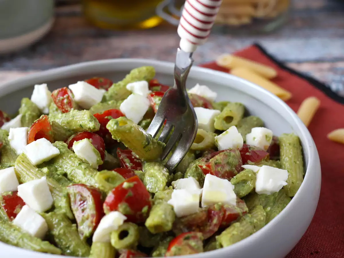 Studený těstovinový salát s rukolovým pestem, cherry rajčátky a mozzarellou: svěží a rychlý letní recept - foto 3