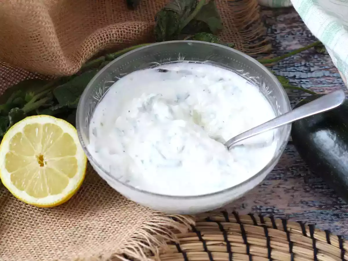 Super čerstvá omáčka z jogurtu, fety, citronu a máty!