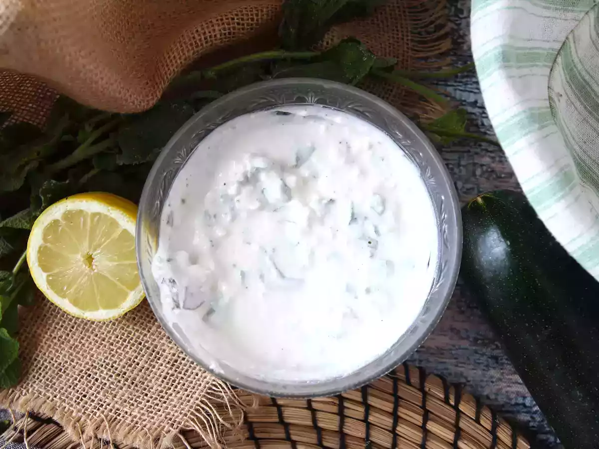 Super čerstvá omáčka z jogurtu, fety, citronu a máty! - foto 3