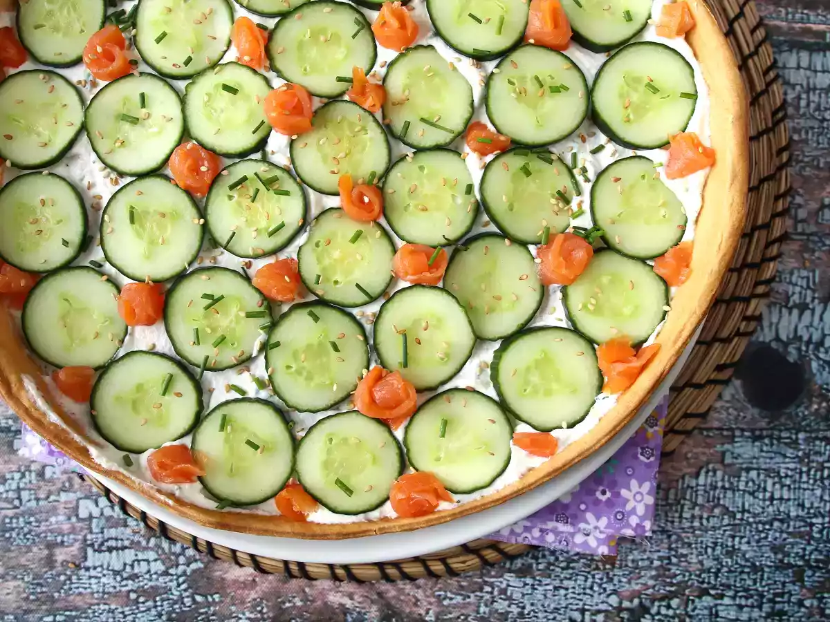Super osvěžující letní koláč: ricotta, okurka a uzený losos - foto 3