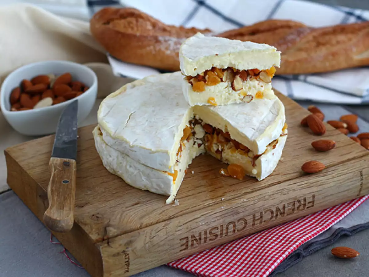 Sýr brie plněný sušenými meruňkami a mandlemi