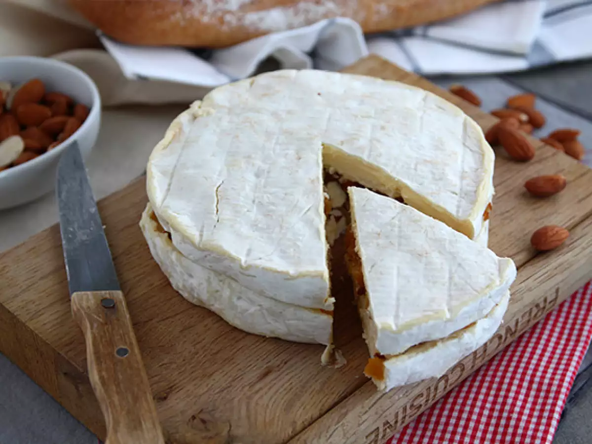 Sýr brie plněný sušenými meruňkami a mandlemi - foto 3