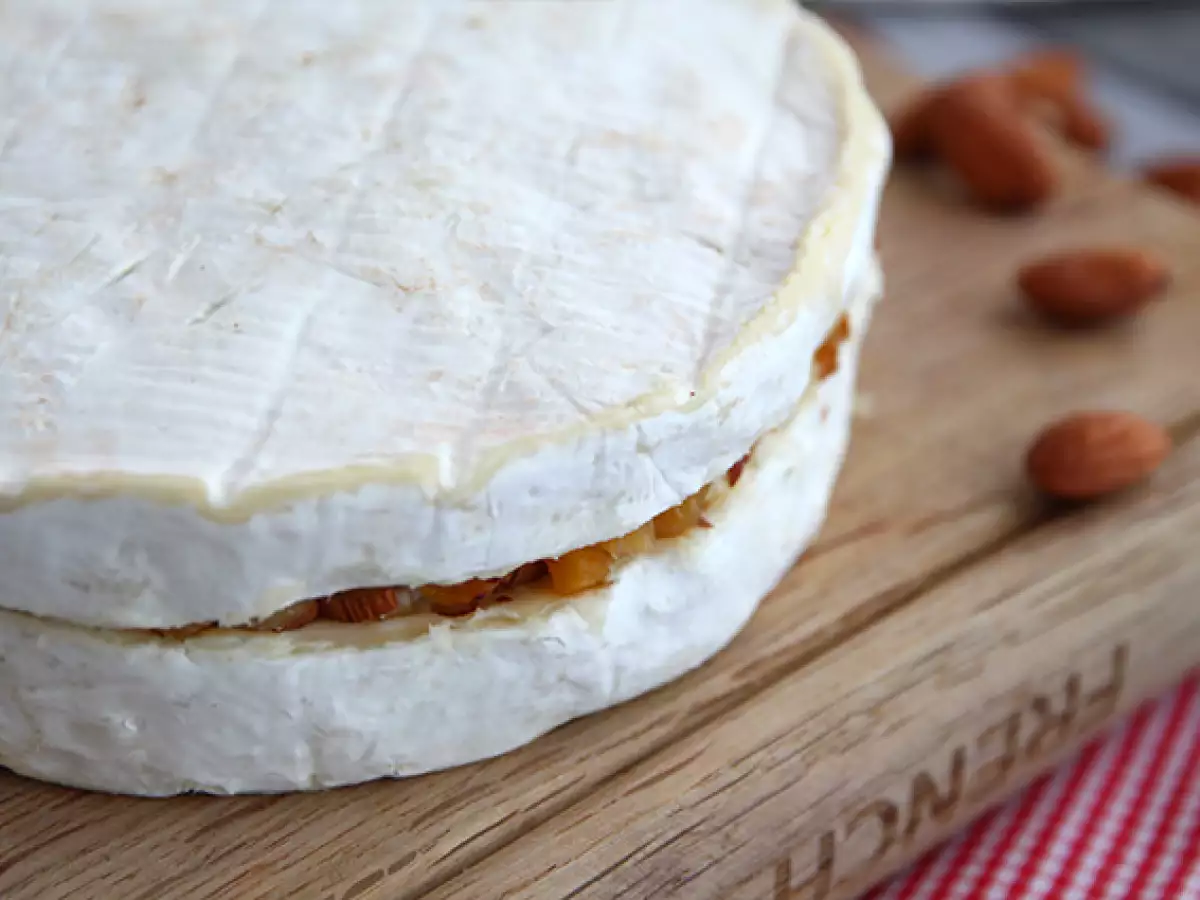 Sýr brie plněný sušenými meruňkami a mandlemi - foto 4
