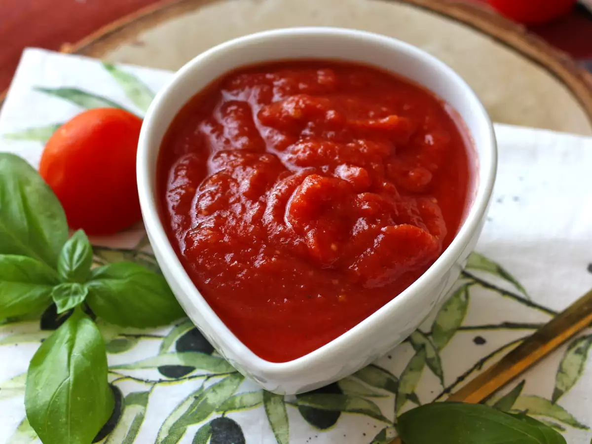Syrová rajčatová omáčka plné chuti, ideální na pizzu nebo pinsu. - foto 4