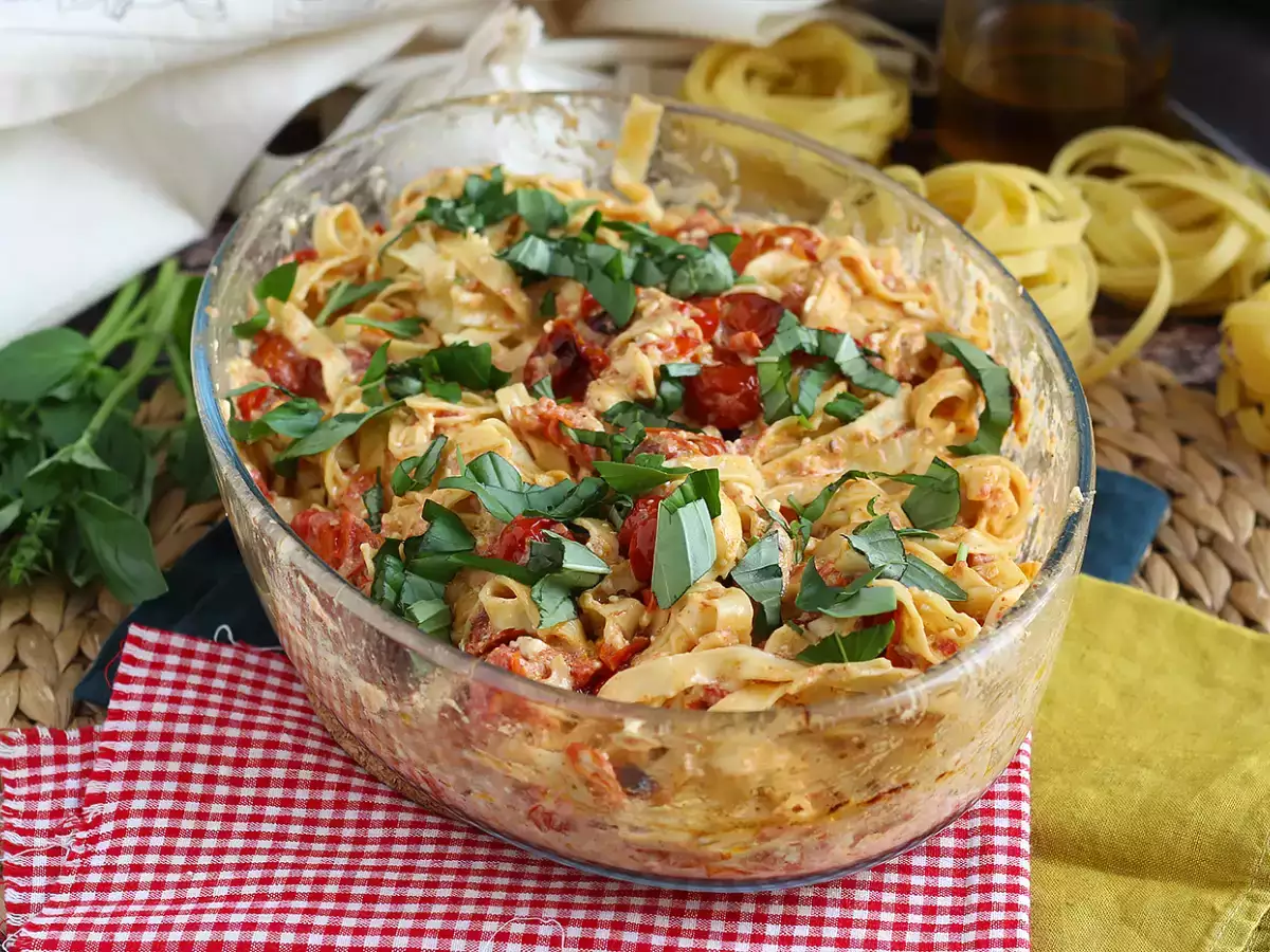 Tagliatelle s fetou a cherry rajčátky – zapečené těstoviny s fetou - foto 5