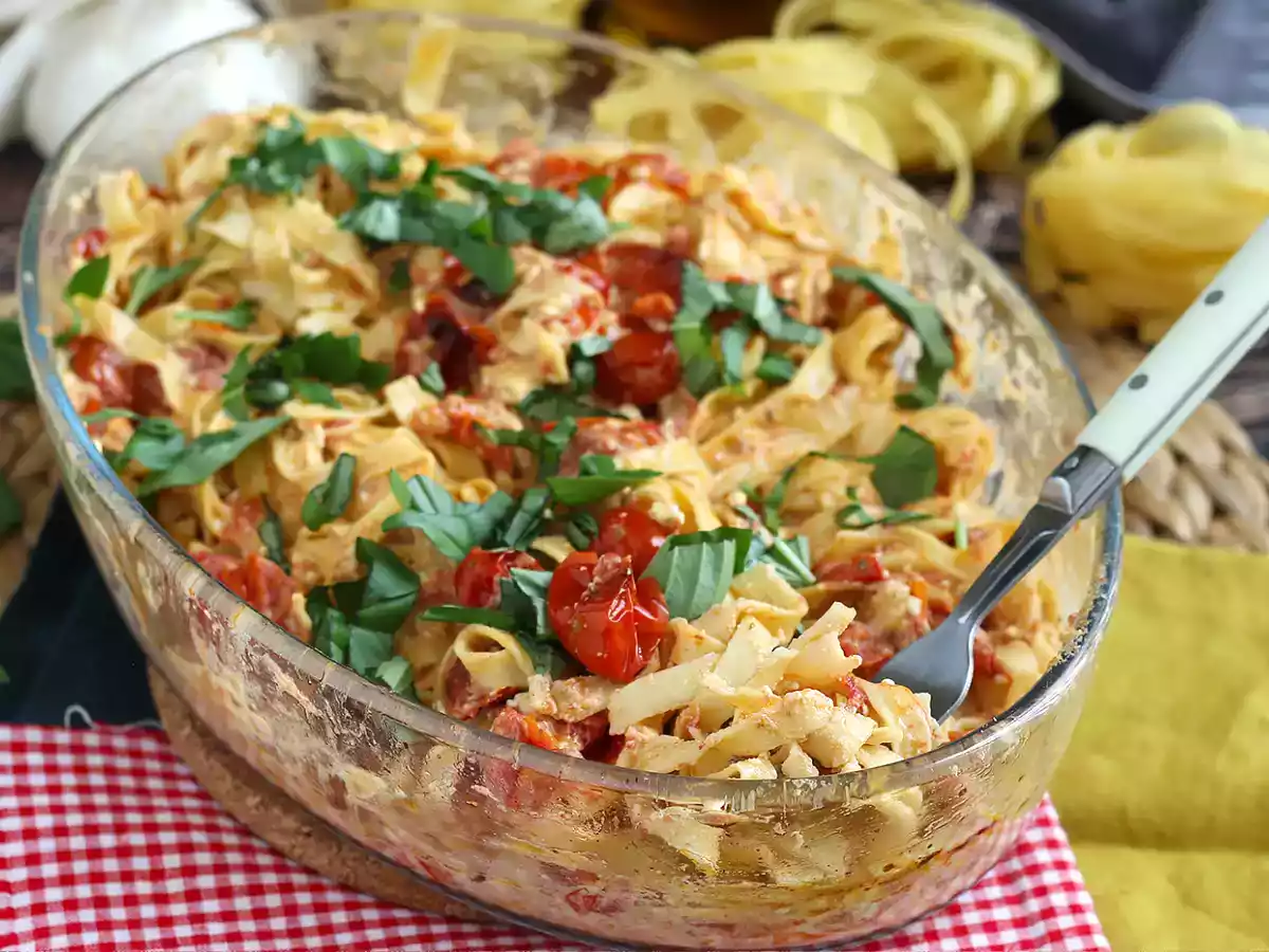 Tagliatelle s fetou a cherry rajčaty - zapečené těstoviny s fetou
