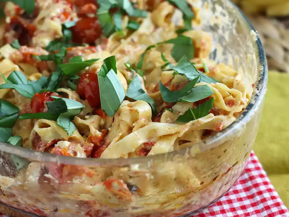 Tagliatelle s fetou a cherry rajčaty - zapečené těstoviny s fetou - foto 6