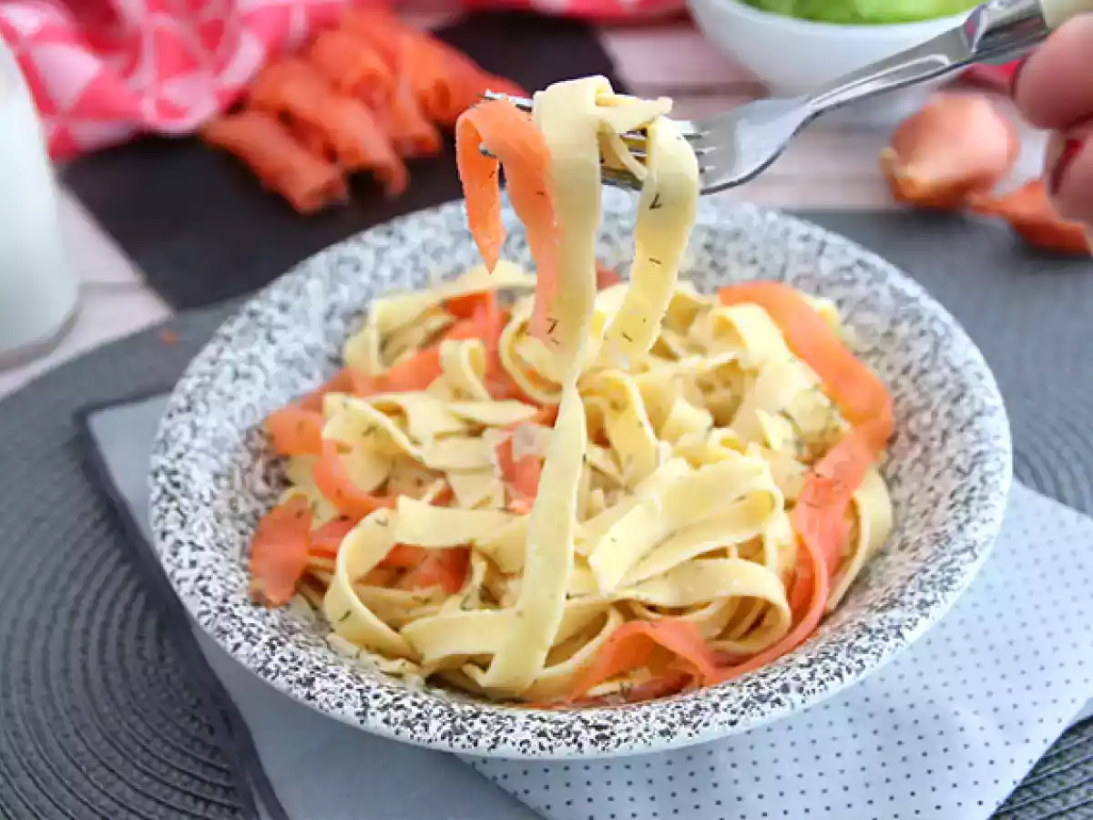 Tagliatelle s uzeným lososem a koprem