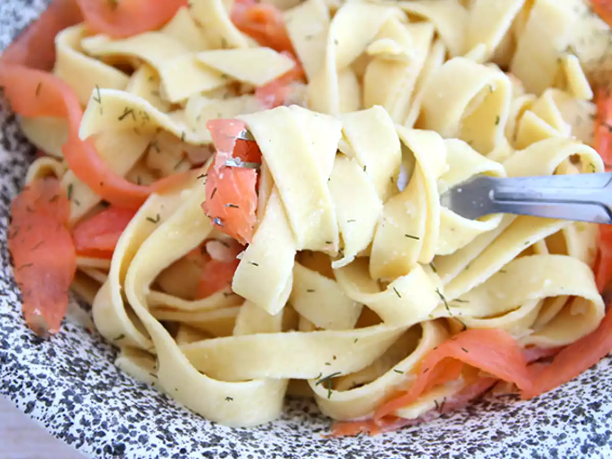 Tagliatelle s uzeným lososem a koprem - foto 4