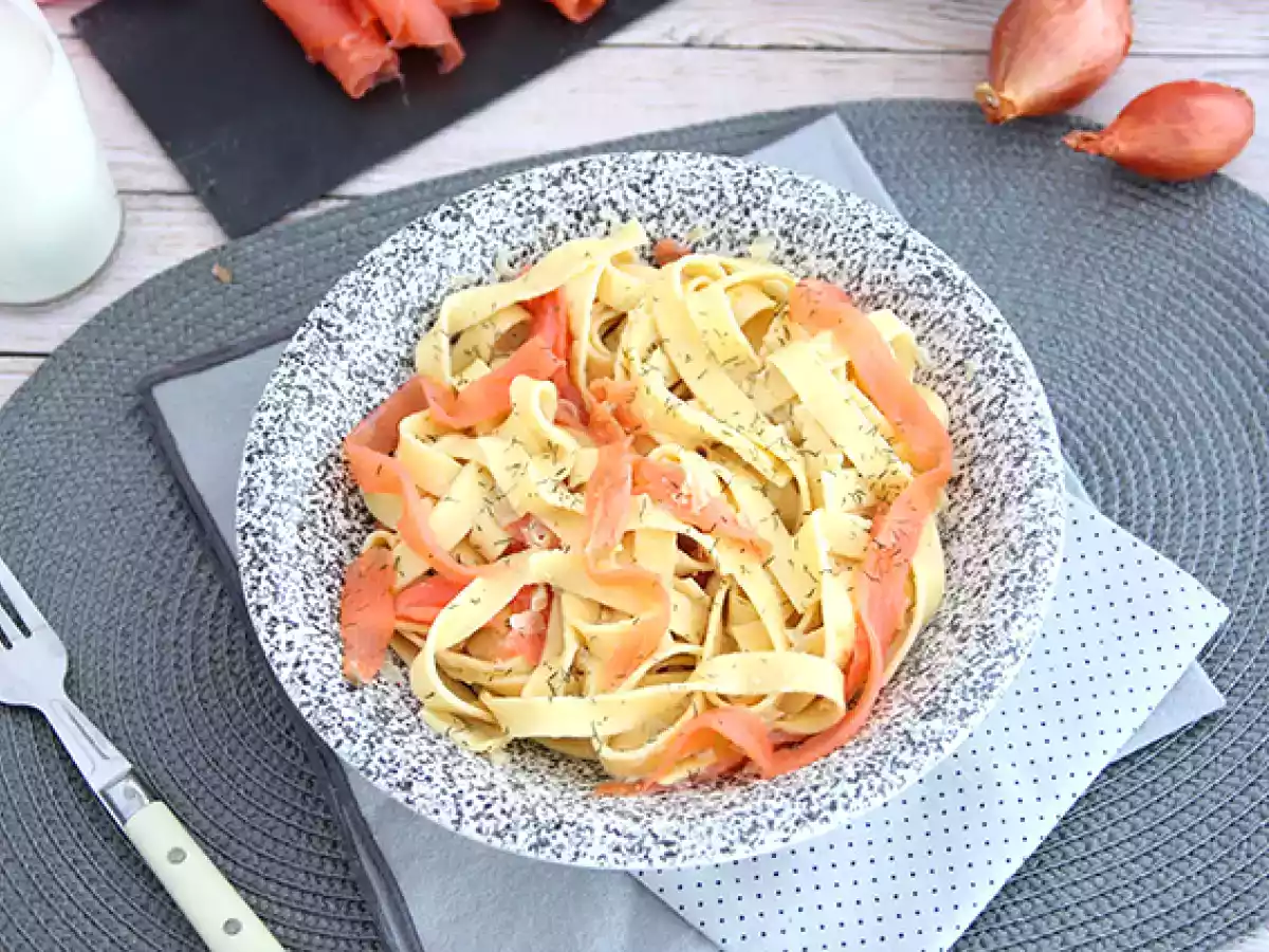 Tagliatelle s uzeným lososem a koprem - foto 5