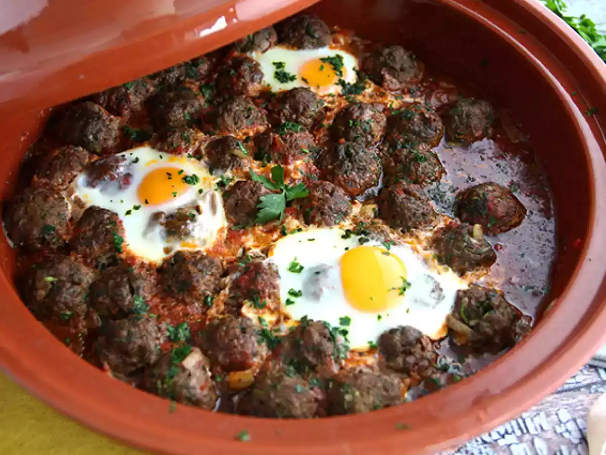 Tajine z kefty (mleté masové kuličky s kořením a bylinkami)