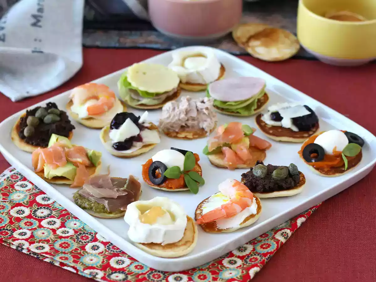 Talíř blinů s náplněmi, ideální pestrý aperitiv pro sváteční období