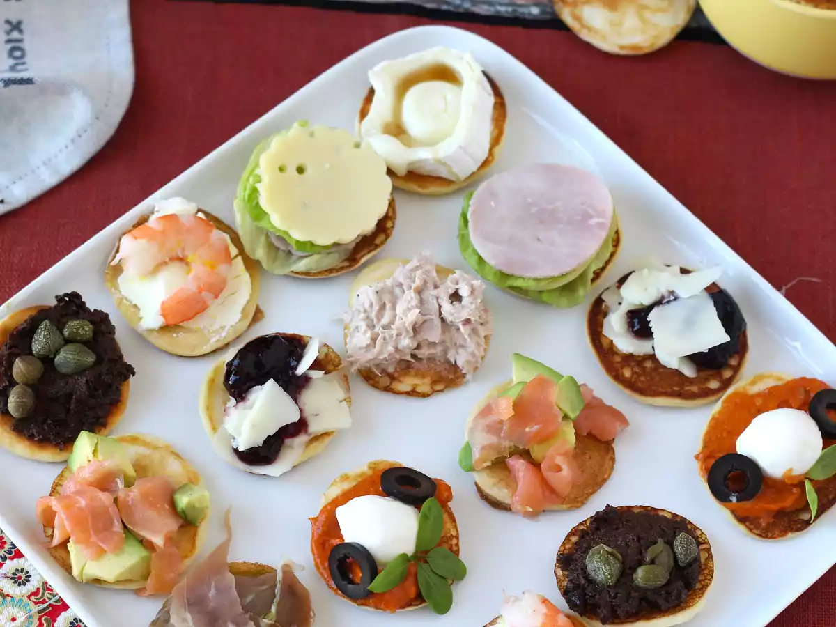 Talíř blinů s náplněmi, ideální pestrý aperitiv pro sváteční období - foto 2