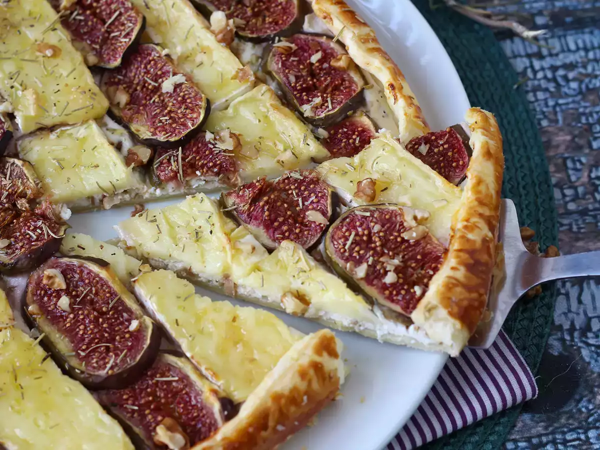Tenký koláč s fíky, brie a ořechy