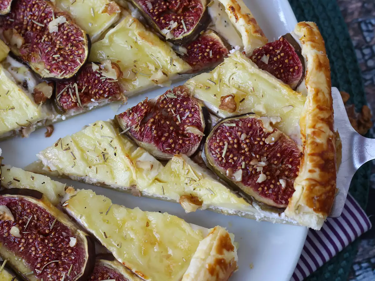 Tenký koláč s fíky, brie a ořechy - foto 5