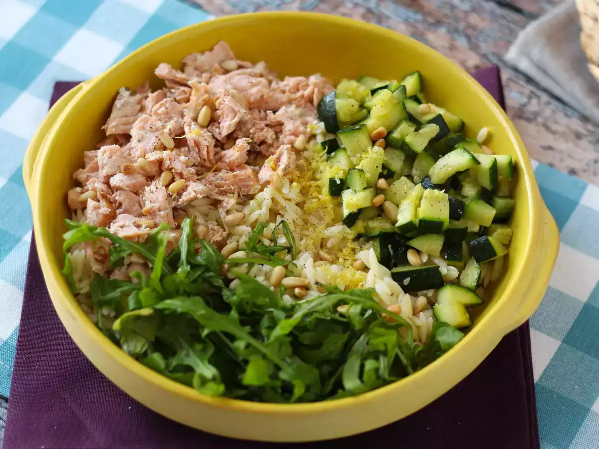 Těstovinový salát Orzo s lososem a cuketou