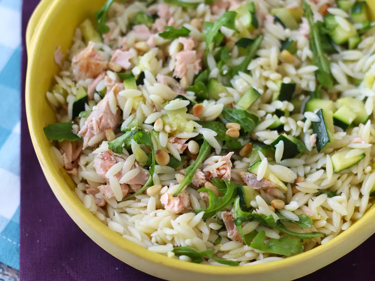 Těstovinový salát Orzo s lososem a cuketou - foto 2