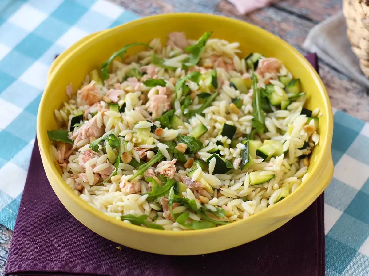 Těstovinový salát Orzo s lososem a cuketou - foto 3