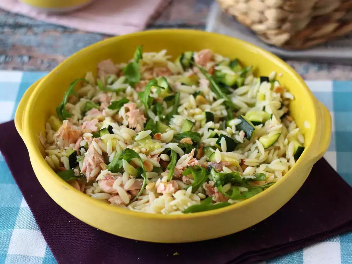 Těstovinový salát Orzo s lososem a cuketou - foto 5