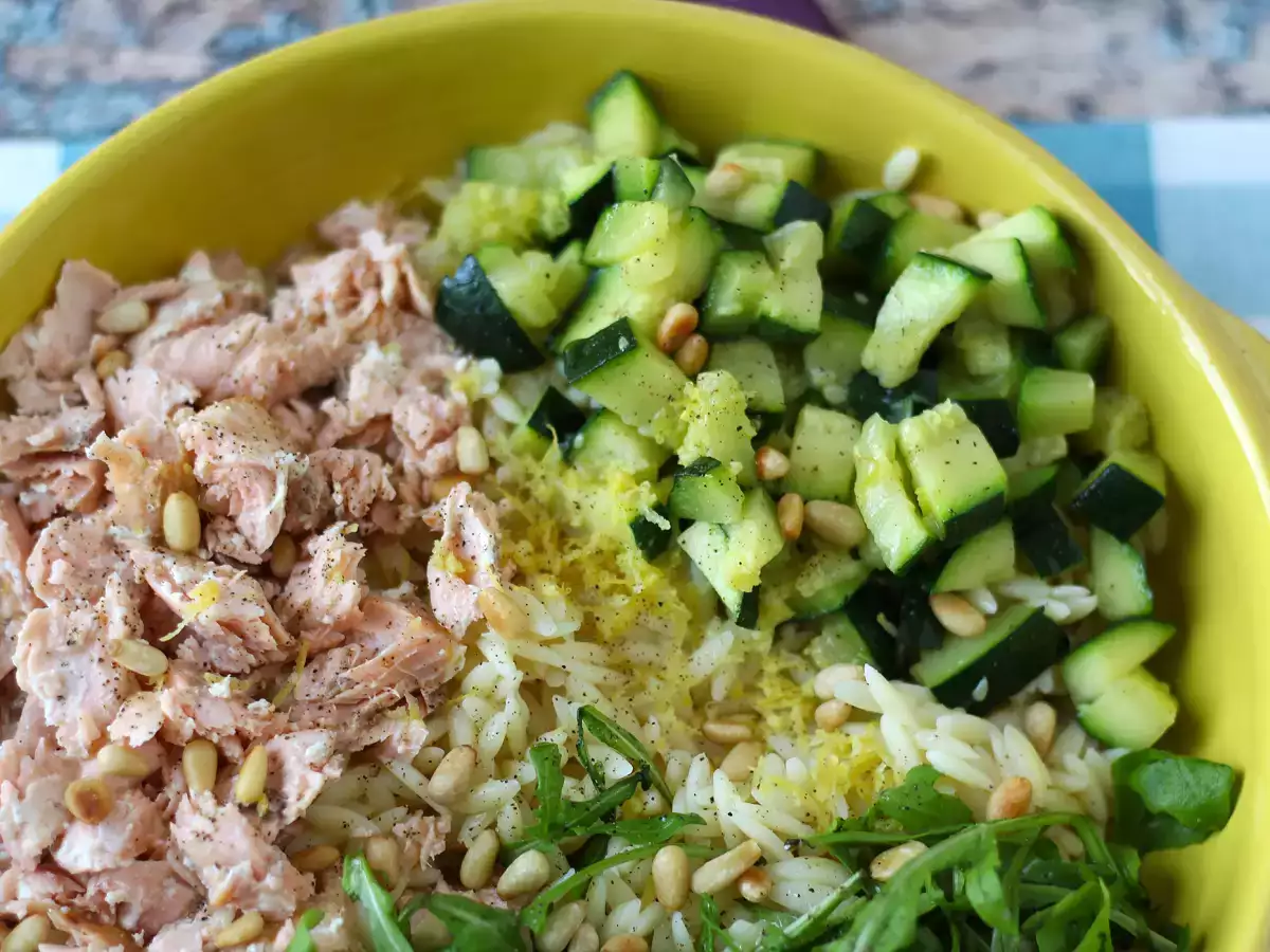 Těstovinový salát Orzo s lososem a cuketou - foto 6