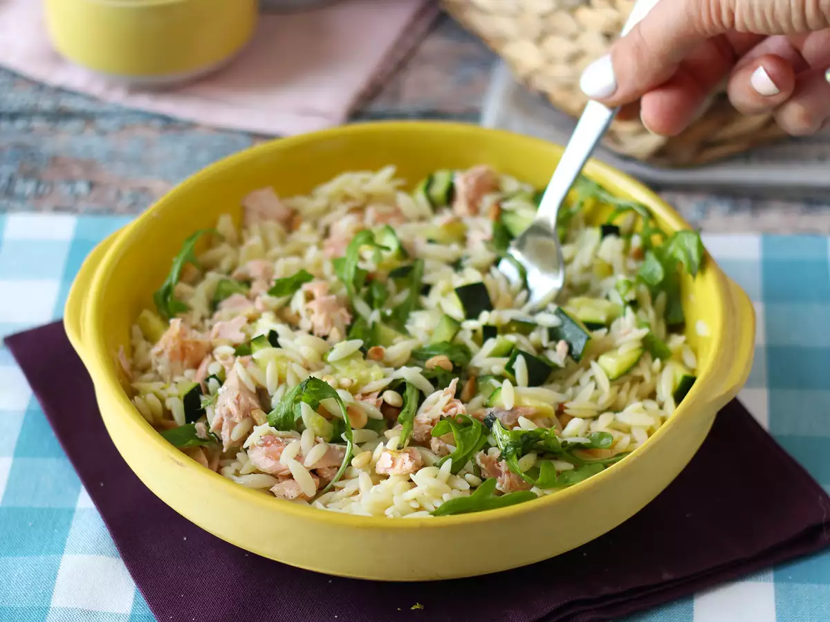 Těstovinový salát Orzo s lososem a cuketou - foto 7
