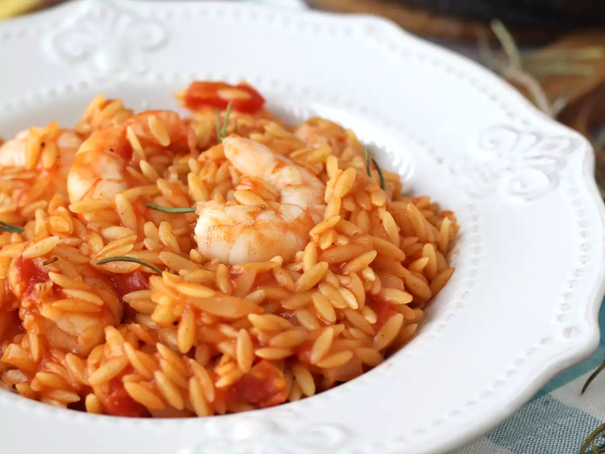 Těstoviny orzo s rajčaty a krevetami, připravené jako rizoto