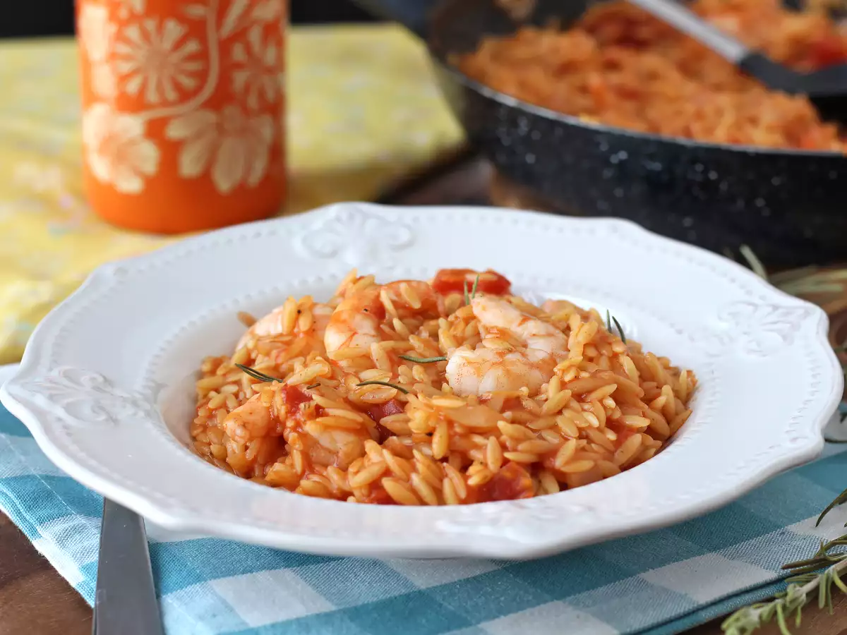Těstoviny orzo s rajčaty a krevetami, připravené jako rizoto - foto 2