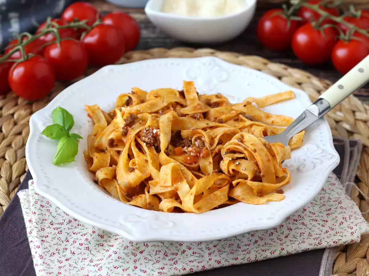 Těstoviny s boloňskou omáčkou - tagliatelle al ragù alla bolognese - foto 2