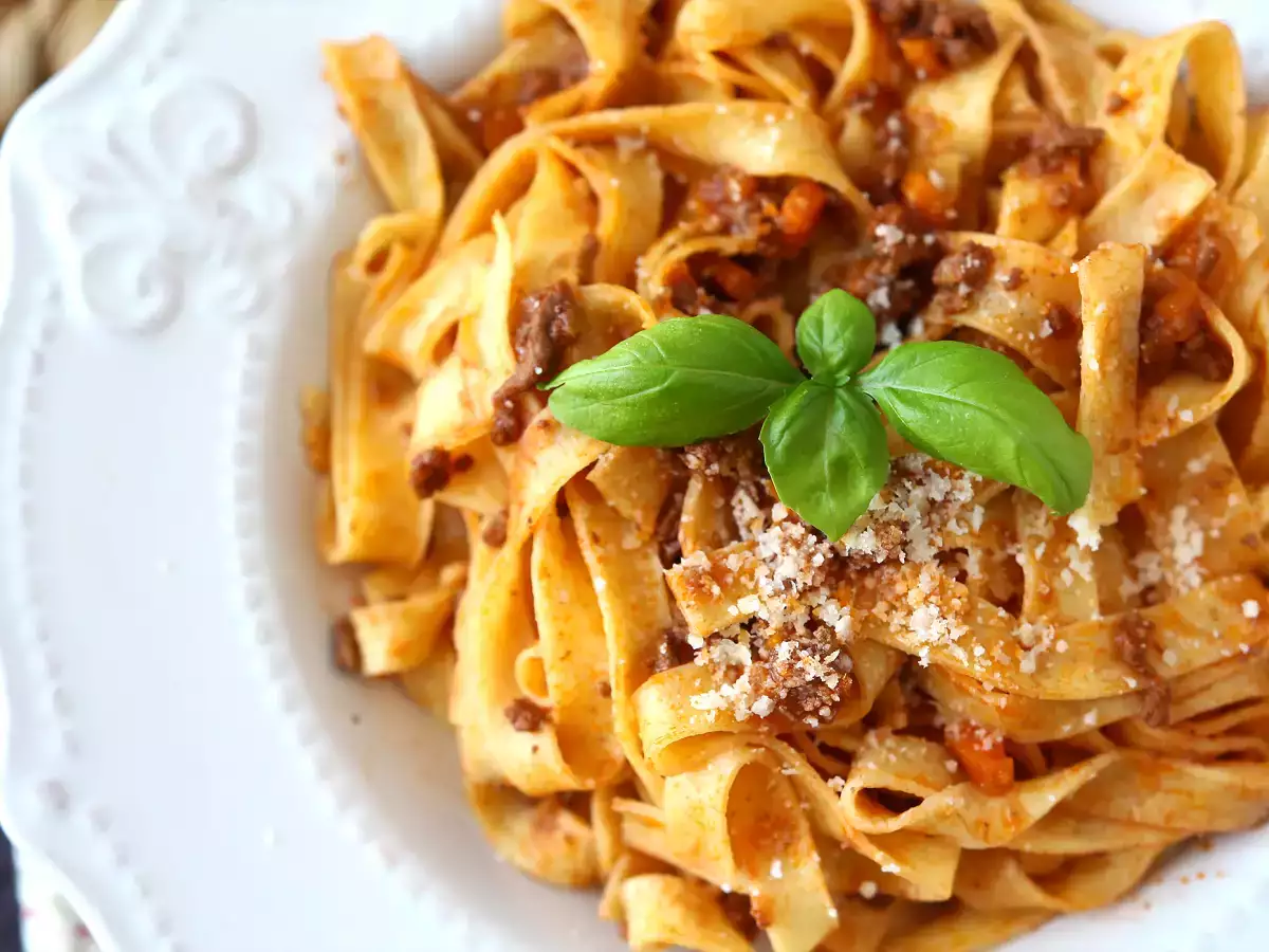 Těstoviny s boloňskou omáčkou - tagliatelle al ragù alla bolognese - foto 4
